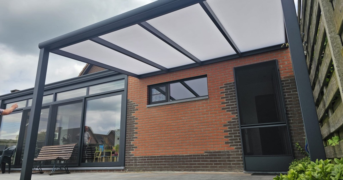 Overkapping Met Polycarbonaat Te Westerlo Sunproof Zonwering Terrasoverkappingen Rolluiken